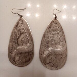 Silver tear drop shapped dangle earings